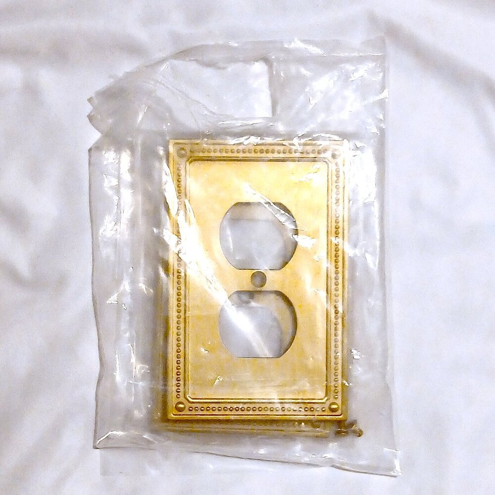 Lot 2x 2015 LHMC Liberty Hardware Metal Electrical Outlet Plate Cover Brass Tone - Picture 4 of 7